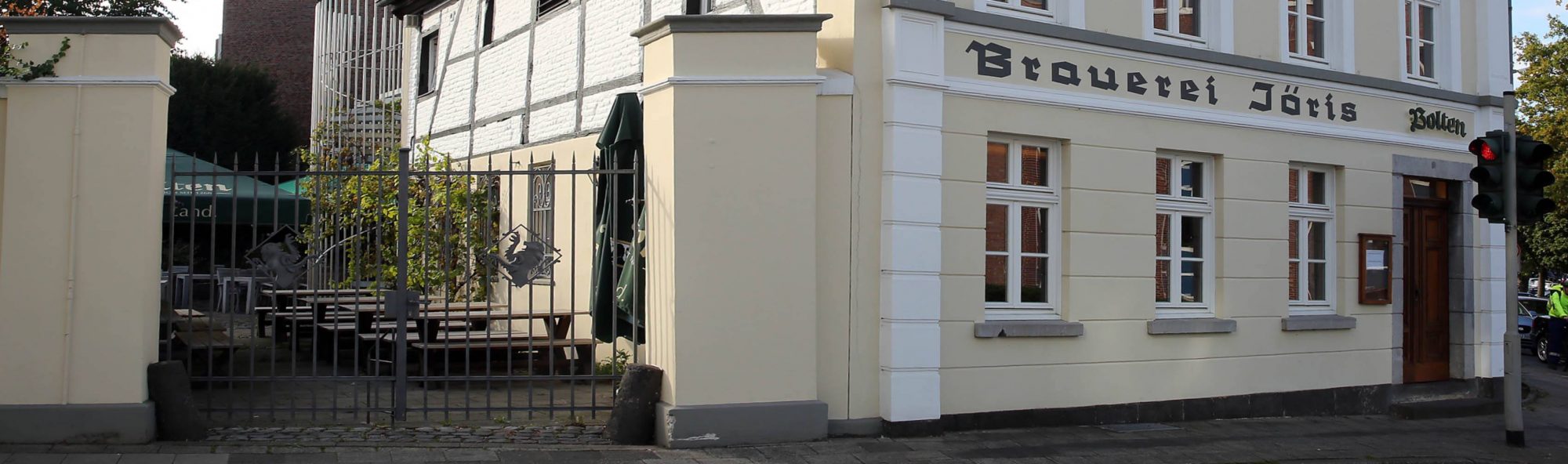 Fassade des historischen Brauhauses Jöris an der Speicker Straße