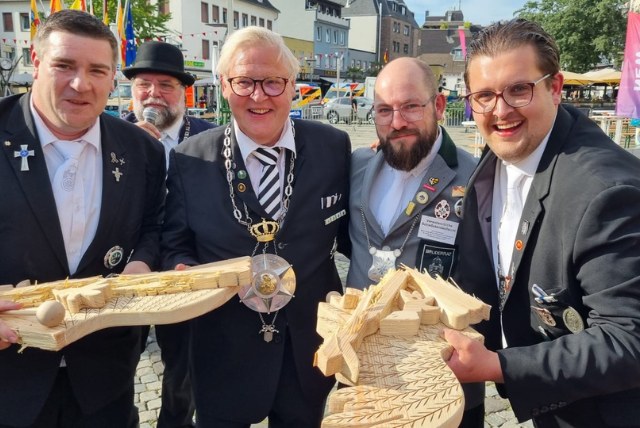 Hans-Peter Thönes im Kreis seiner Familie oder Weggefährten